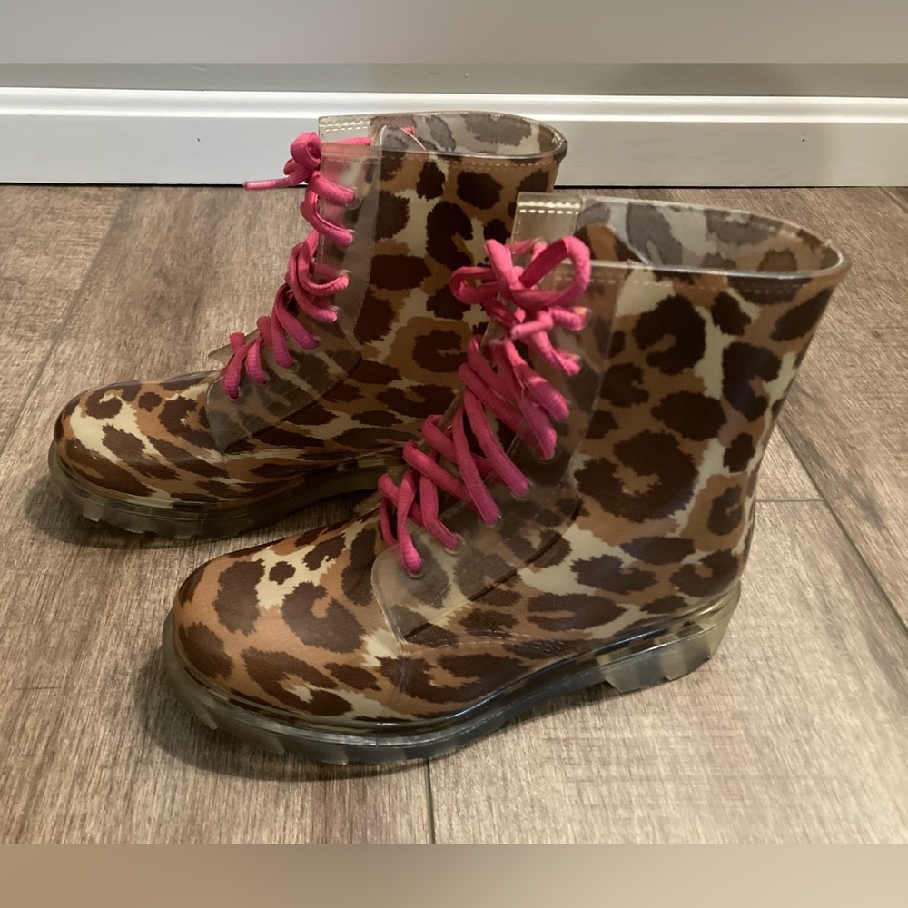 Bongo Y2K women’s 7 clear rubber cheetah print lace up boots